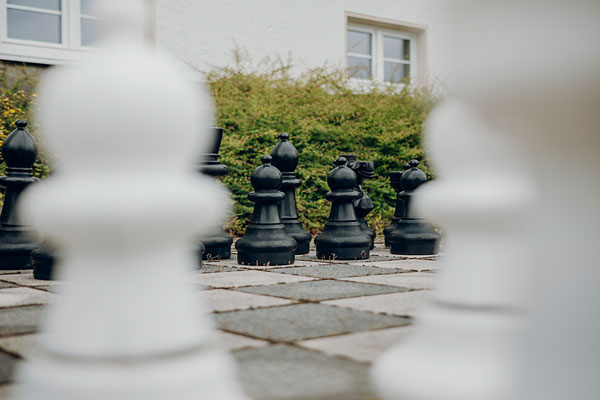 Outdoor-Schach mit verschiedenen Figuren
