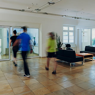 mehrere Menschen im Eingangsbereich der Klinik mehrere Menschen im Eingangsbereich der Klinik