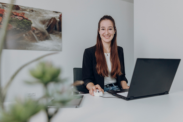 Eine Auszubildende an ihrem Arbeitplatz Eine Auszubildende an ihrem Arbeitplatz