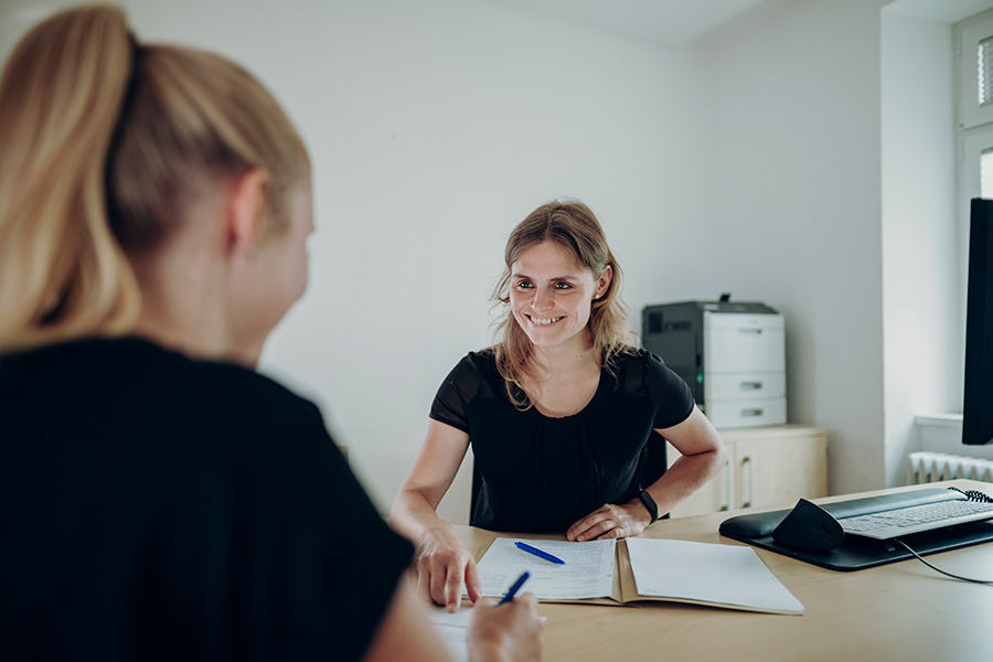 Ein Rehabilitandin bei einem Beratungsgespräch Ein Rehabilitandin bei einem Beratungsgespräch
