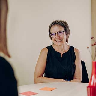 Ein Rehabilitandin bei einem Beratungsgespräch Ein Rehabilitandin bei einem Beratungsgespräch