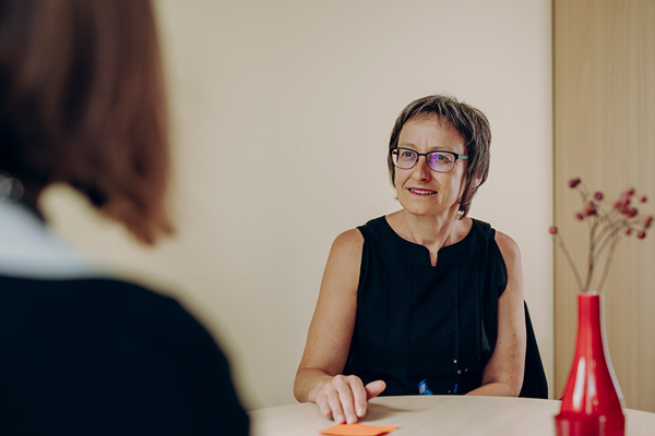 Ein Rehabilitandin bei einem Beratungsgespräch Ein Rehabilitandin bei einem Beratungsgespräch