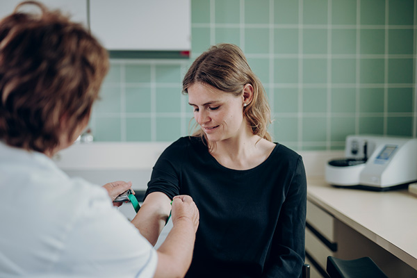 Einer Rehabilitandin wird der Blutdruck gemessen Einer Rehabilitandin wird der Blutdruck gemessen