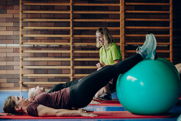 Zwei Rehabilitandinnen werden in der medizinischen Trainingstherapie angeleitet. Zwei Rehabilitandinnen werden in der medizinischen Trainingstherapie angeleitet.