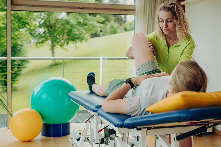 Eine Rehabilitandin in der medizinischen Trainingstherapie Eine Rehabilitandin in der medizinischen Trainingstherapie