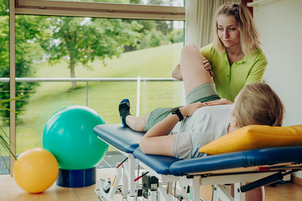 Eine Rehabilitandin in der medizinischen Trainingstherapie Eine Rehabilitandin in der medizinischen Trainingstherapie