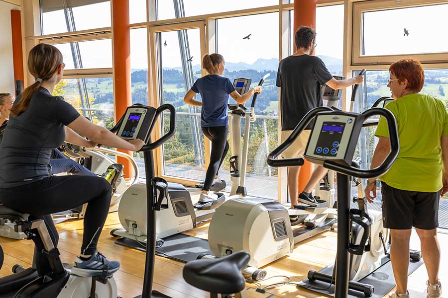 Mehrere Rehabilitanden trainieren auf dem Crosstrainer. Mehrere Rehabilitanden trainieren auf dem Crosstrainer.