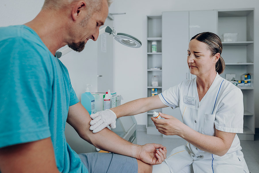 Verbandswechsel am Ellenbogengelenk eines Patienten. Verbandswechsel am Ellenbogengelenk eines Patienten.