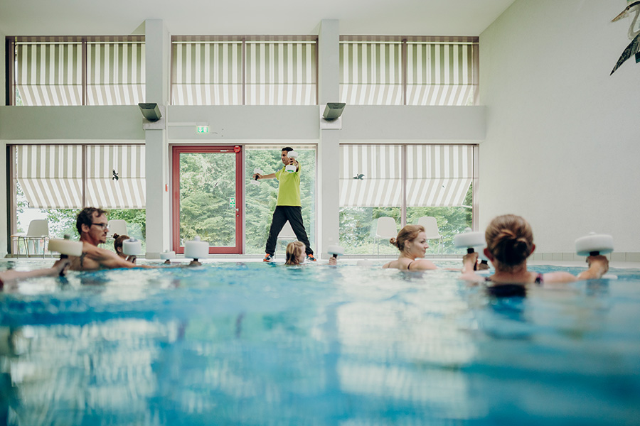 Eine Reha-Gruppe absolviert Übungen im Wasser Eine Reha-Gruppe absolviert Übungen im Wasser