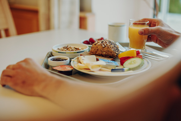 Das Bild zeigt ein Frühstück auf einem Tablett.
