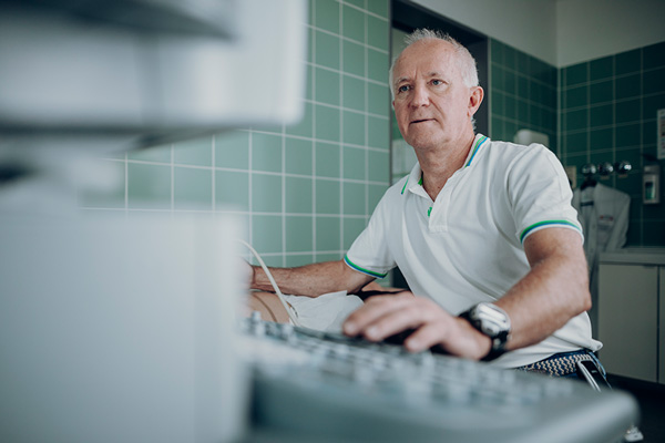 Ein Arzt bei einer Ultraschalluntersuchung. Ein Arzt bei einer Ultraschalluntersuchung.