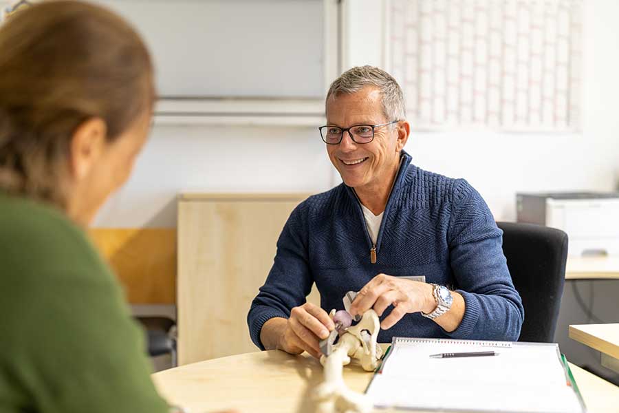Eine Patientin und ein Arzt im Beratungsgespräch. Eine Patientin und ein Arzt im Beratungsgespräch.
