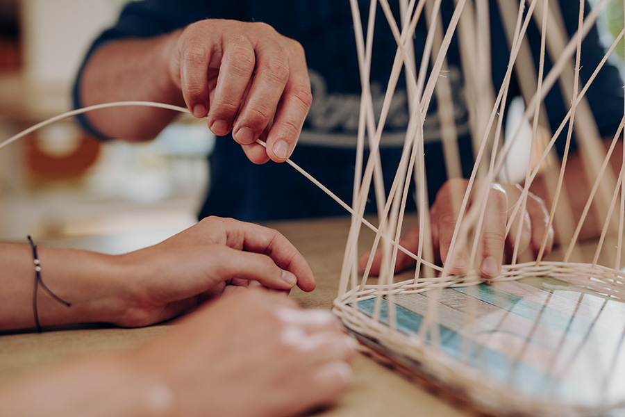 Ein Rehabilitand beim Korbflechten. Ein Rehabilitand beim Korbflechten.