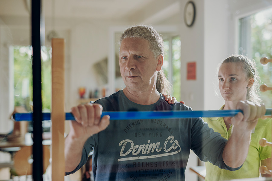 Ein Rehabilitand beim Koordinationstraining Ein Rehabilitand beim Koordinationstraining