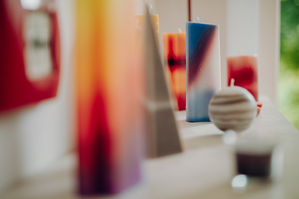 Das Bild zeigt mehrere selbstgemachte Kerzen Das Bild zeigt mehrere selbstgemachte Kerzen